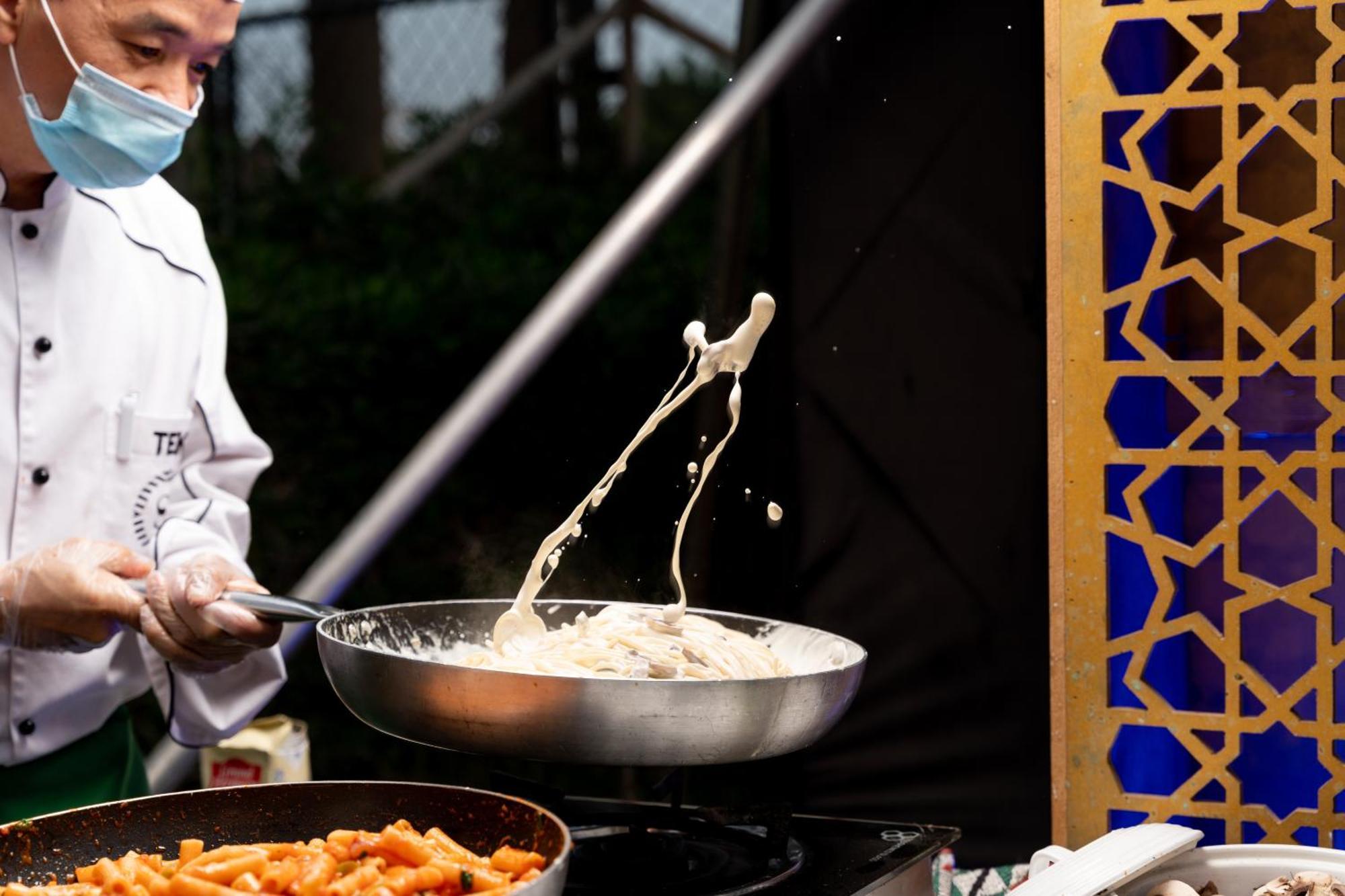Sheraton Dammam Hotel & Convention Centre Exterior foto A chef tossing rice in a wok