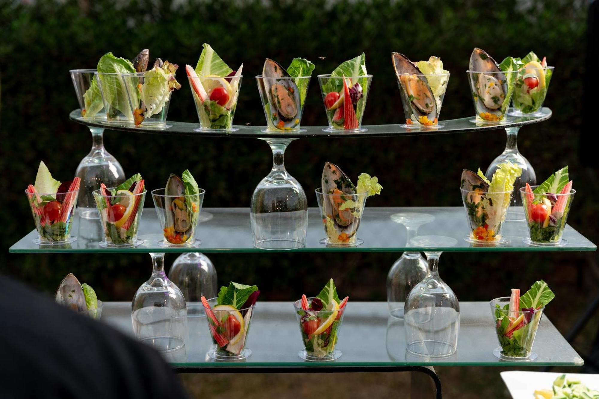 Sheraton Dammam Hotel & Convention Centre Exterior foto A selection of salads