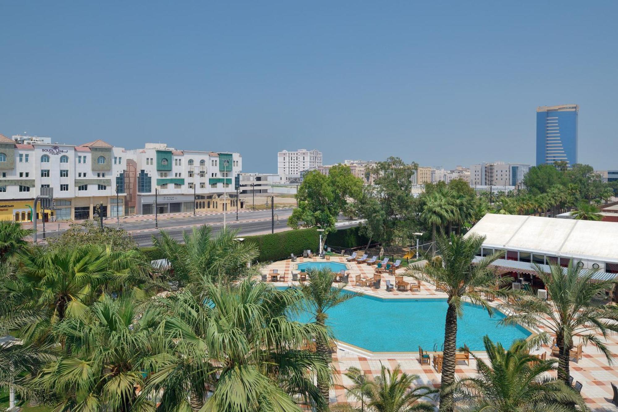 Sheraton Dammam Hotel & Convention Centre Exterior foto A view of the pool at Jumeirah Lakes Towers