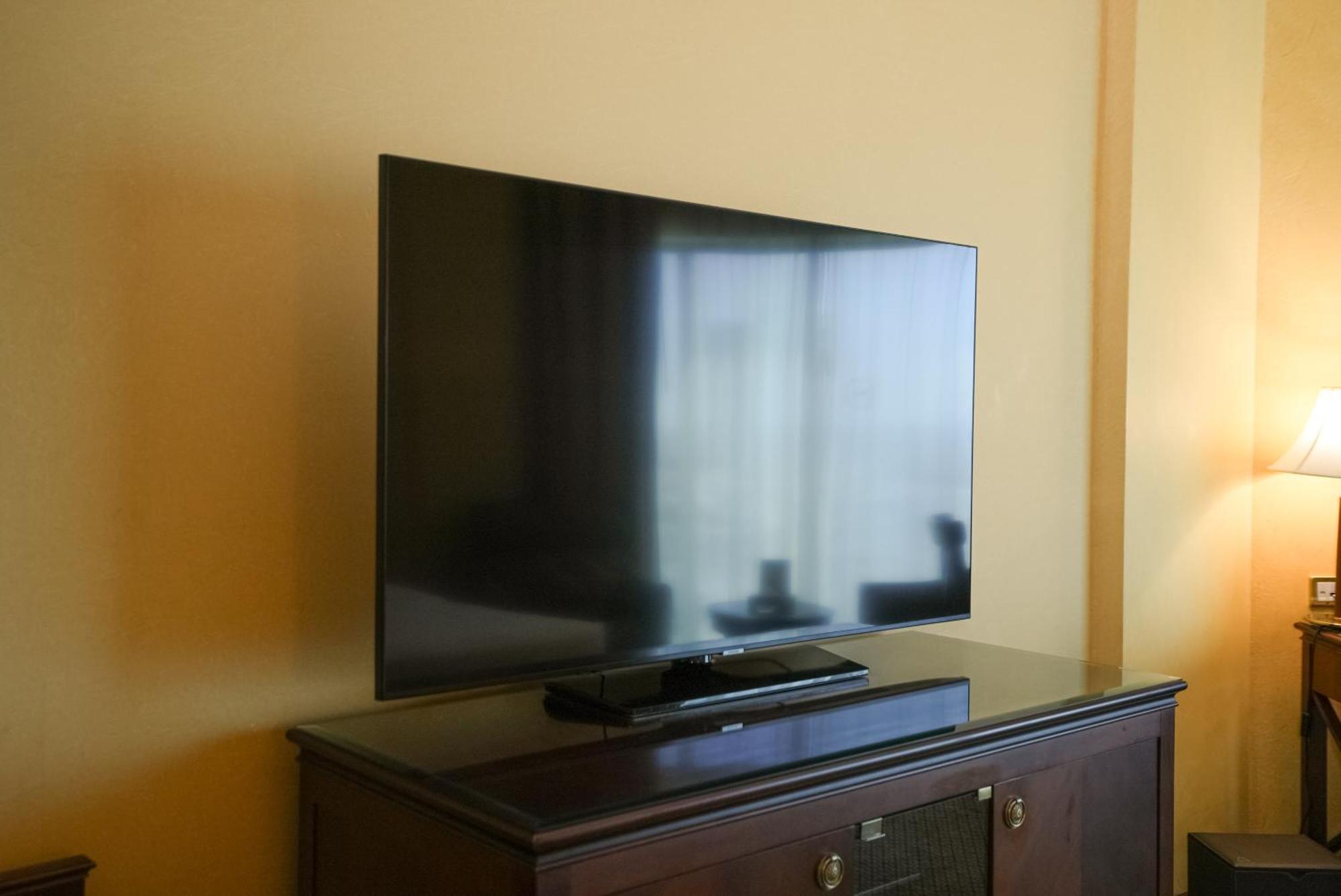 Sheraton Dammam Hotel & Convention Centre Exterior foto A Samsung TV